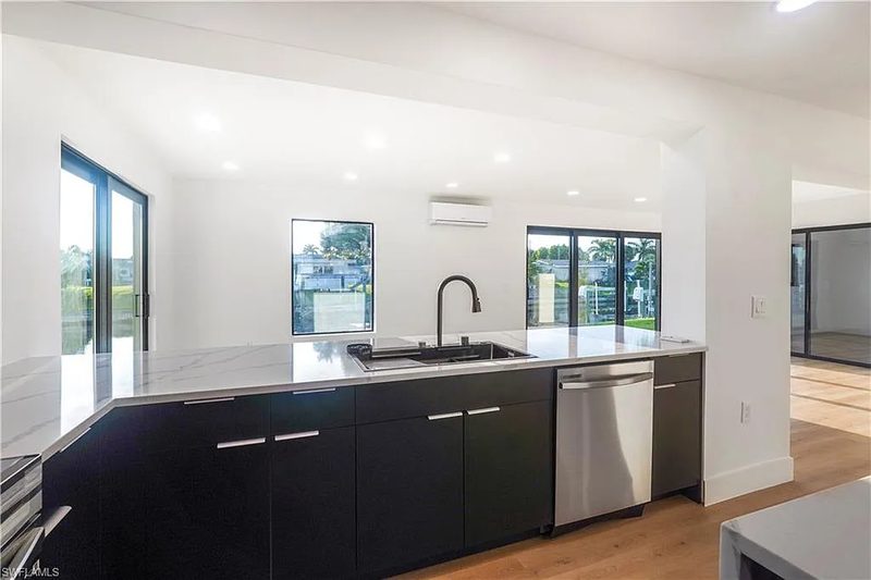 Modern Kitchen with Custom Island Cabinetry