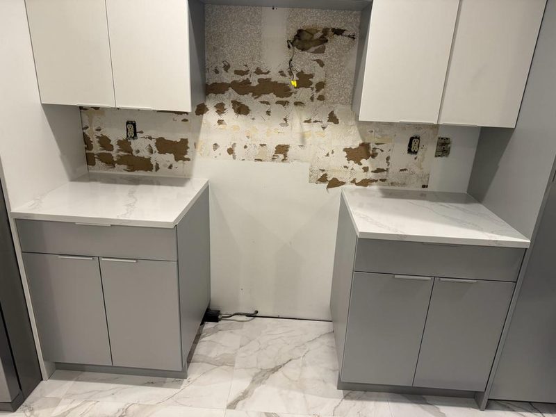 Modern kitchen with two-tone cabinetry