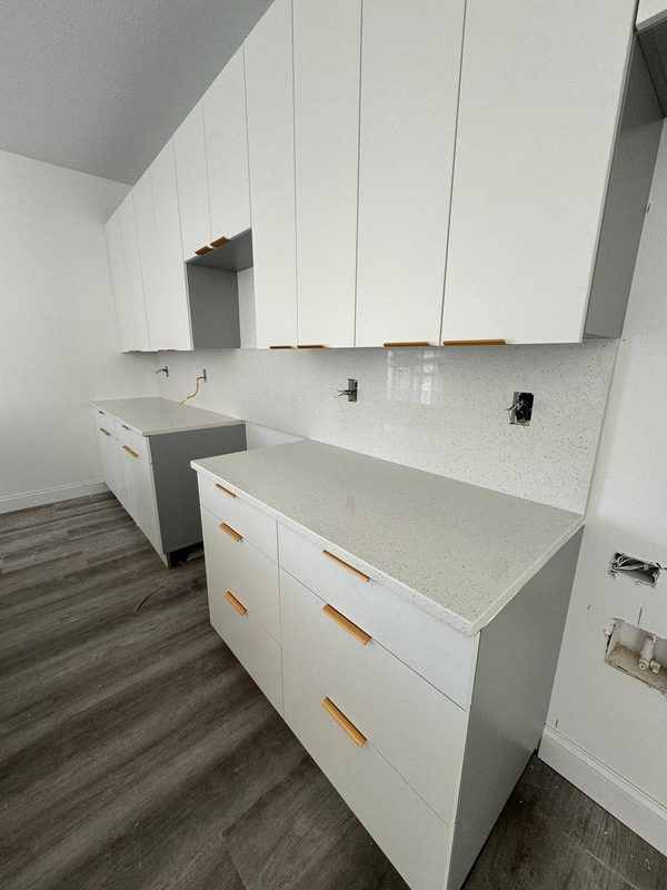 Crisp white kitchen with quartz countertops