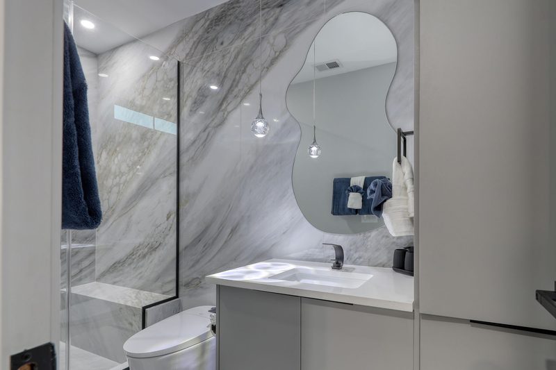 Elegant bathroom with marble finishes