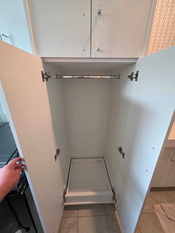 Custom closet with integrated hanging system